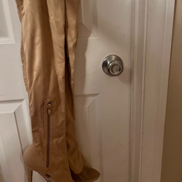 Thigh high cream high heeled boots never worn new in box. - Picture 2 of 8